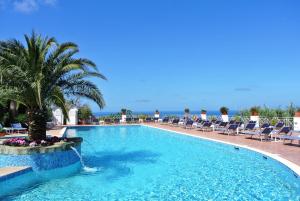 Bassein majutusasutuses Paradiso Terme Resort & SPA con 5 piscine termali või selle lähedal