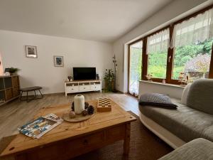 a living room with a couch and a table at Bachgeflüster in Weilheim