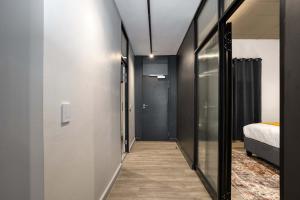 Ένα ή περισσότερα κρεβάτια σε δωμάτιο στο Walk to Sandton City No Loadshedding- Back up Water