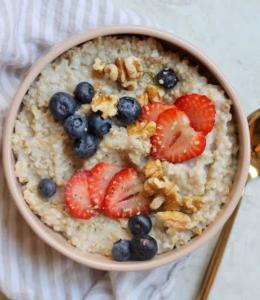 un tazón de avena con fresas y arándanos en The Healing Hideaway, en Toongabbie