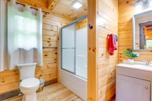 Ένα μπάνιο στο 15 Mi to Hocking Hills Secluded Cabin with Hot Tub +17 φωτογραφίες