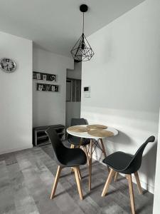 a dining room with a table and chairs at Apartament LUCA in Oleśnica