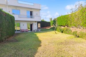 ein Haus mit einem Rasen davor in der Unterkunft Family-Friendly Beach Getaway with Jacuzzi-Garden-Resort and Mountain Views in Sharm El Sheikh