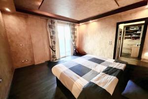 Schlafzimmer mit einem Bett und einem Fenster in der Unterkunft Family-Friendly Beach Getaway with Jacuzzi-Garden-Resort and Mountain Views in Sharm El Sheikh