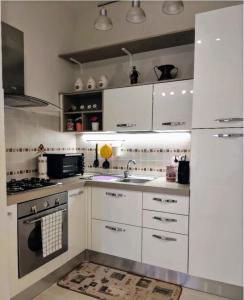 A kitchen or kitchenette at LA CASA DEI NONNI