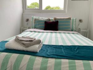 une chambre avec un lit avec des serviettes dessus dans l'établissement Dart Dream, à Dartmouth