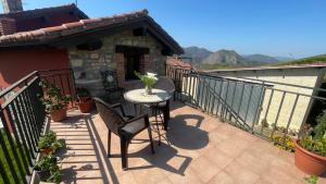 Nespecifikovaný výhled na hory nebo výhled na hory při pohledu z chaty