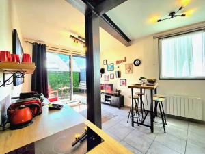 a living room with a kitchen with a table at Indus, Confort en centre-ville in Vannes