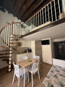 a kitchen and dining room with a table and chairs at La Maison di Annamaria in Bari