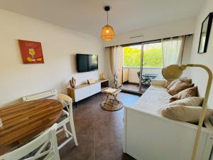 Μια τηλεόραση ή/και κέντρο ψυχαγωγίας στο Studio cozy proche de la mer +9 φωτογραφίες
