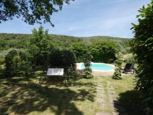 Bazén v ubytování SCAPPO IN UMBRIA, La Casa nel bosco nebo v jeho okolí