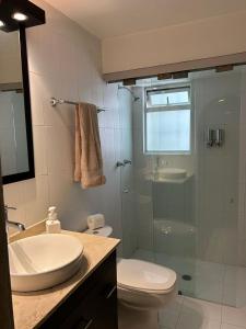 Phòng tắm tại Spacious Apartment in Prime Location