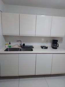 Nhà bếp/bếp nhỏ tại Spacious Apartment in Prime Location