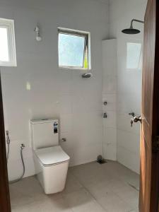 Ένα μπάνιο στο Spacious rooms, Serene location with easy access to Kandy city