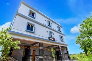 Budova, kde se hotel nachází + 21 fotografií