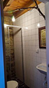 un baño con inodoro y lavabo en Refúgio do Casal, en Lousã