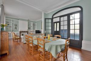 a dining room with a table and chairs at Les Chambres du 32 in Amiens