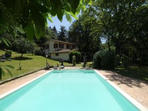 Bazén v ubytování SCAPPO IN UMBRIA, La Casa nel bosco nebo v jeho okolí