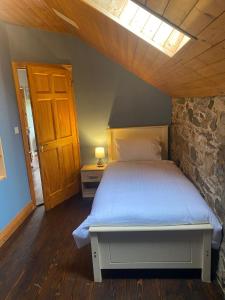 una camera con un letto e una finestra e una porta di Cloneymore Guest House ad Athboy