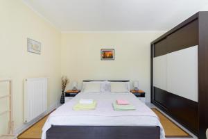 Un dormitorio con una cama grande con dos toallas encima. en Apartman Darja, en Umag