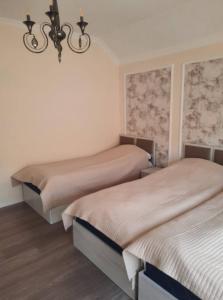 Ένα ή περισσότερα κρεβάτια σε δωμάτιο στο Whispering Pines Villa