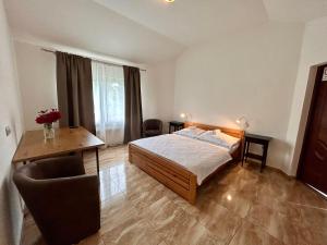 una camera da letto con un letto, un tavolo e una scrivania di Luxor a Havířov