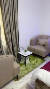 un soggiorno con un divano e un tavolo di Stylish getaway Lagos a Igoro