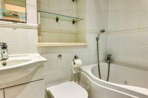 Un baño con inodoro, bañera y lavabo. en The Art Deco Retreat-Ramsgate-Ground floor-Sea Views, en Ramsgate 22 fotos más