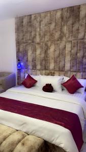 una camera da letto con un letto grande con cuscini rossi di Stylish getaway Lagos a Igoro