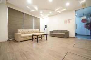 Ruang duduk di FabExpress Royale 49
