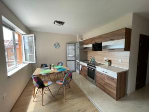 een keuken met een tafel en stoelen in een kamer bij Sea Diamond 2 in Sunny Beach