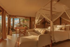Ein Sitzbereich in der Unterkunft Twinpalms Tented Camp Phuket