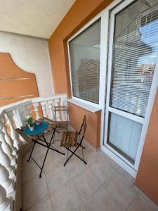 een balkon met 2 stoelen, een tafel en een raam bij Sea Diamond 2 in Sunny Beach