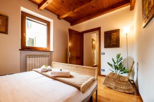 une chambre avec un grand lit blanc et une fenêtre dans l'établissement Elegant Colorful Apartment - Verona Apartments, à Vérone 2 autres photos