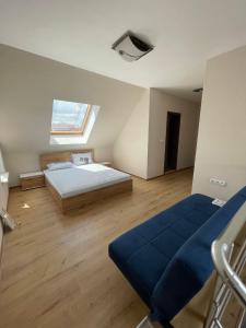 een grote slaapkamer met een bed en een raam bij Sea Diamond 2 in Sunny Beach +15 foto's