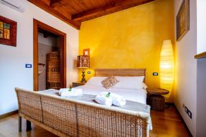 une chambre avec un lit avec des serviettes dessus dans l'établissement Elegant Colorful Apartment - Verona Apartments, à Vérone