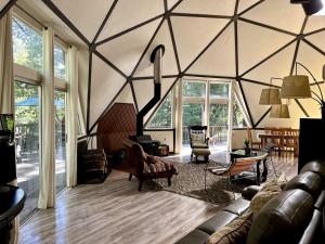 ein Wohnzimmer mit einem großen Raum mit geometrischer Decke in der Unterkunft Unique and Secluded Dome Getaway near Sacramento, California in Barton