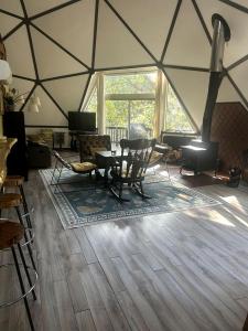 ein Wohnzimmer mit Tisch und Stühlen in einem Zelt in der Unterkunft Unique and Secluded Dome Getaway near Sacramento, California in Barton