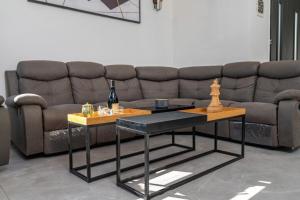 Χώρος καθιστικού στο וילה בראשית - וילה מהממת עם בריכה פרטית מחוממת