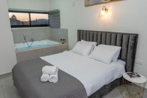 Ένα ή περισσότερα κρεβάτια σε δωμάτιο στο וילה בראשית - וילה מהממת עם בריכה פרטית מחוממת +20 φωτογραφίες