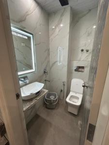 Koupelna v ubytování Hotel Shree Guru By VR Hotels + 13 fotografií
