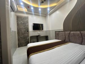 TV a/nebo společenská místnost v ubytování Hotel Shree Guru By VR Hotels