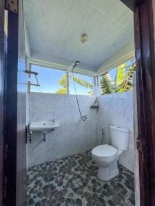 PlambiにあるTiara Homestayのトイレと洗面台付きのバスルーム