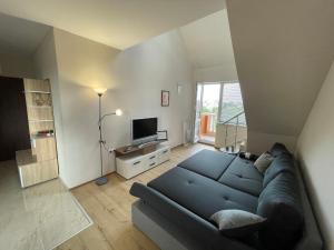 een woonkamer met een bank en een televisie bij Sea Diamond 2 in Sunny Beach