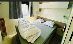 A bed or beds in a room at Camping Cristal d'Opale