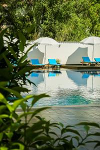 Bazén v ubytování Atrium Deluxe Resort nebo v jeho okolí