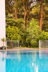 Bazén v ubytování Atrium Deluxe Resort nebo v jeho okolí