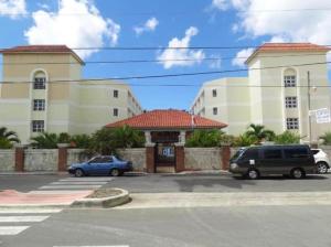 two cars parked in a parking lot in front of a building at Appartamento Albatros, Juan Dolio in Juan Dolio