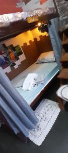 HOSTEL em Itaipuaçu próximo a praia e terminal da rua 01客房内的一张或多张床位