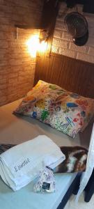 HOSTEL em Itaipuaçu próximo a praia e terminal da rua 01客房内的一张或多张床位